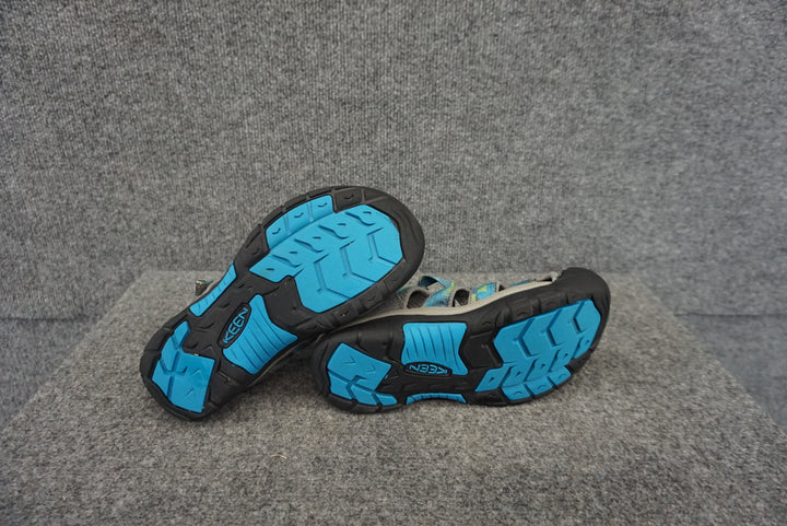 Size 6/38 Youth Water Shoes
