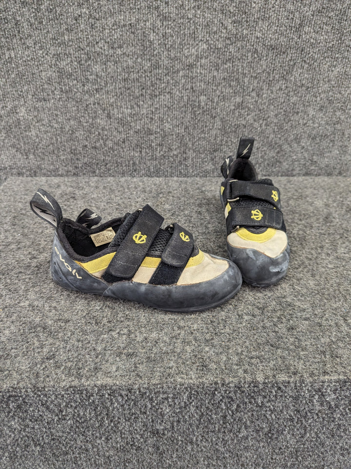 Evolv Size 4.5/36 Youth Climbing Shoes