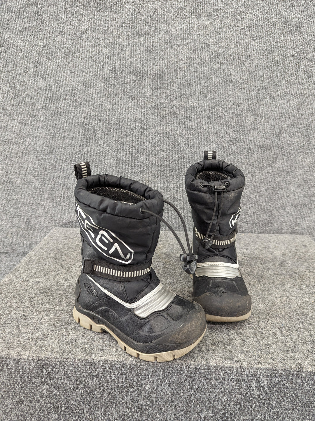 Size Y9/25 Youth Winter Boots